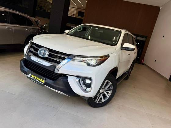 TOYOTA HILUX SW4 2.8 SRX 4X4 7 LUGARES 16V TURBO INTERCOOLER DIESEL 4P AUTOMÁTICO